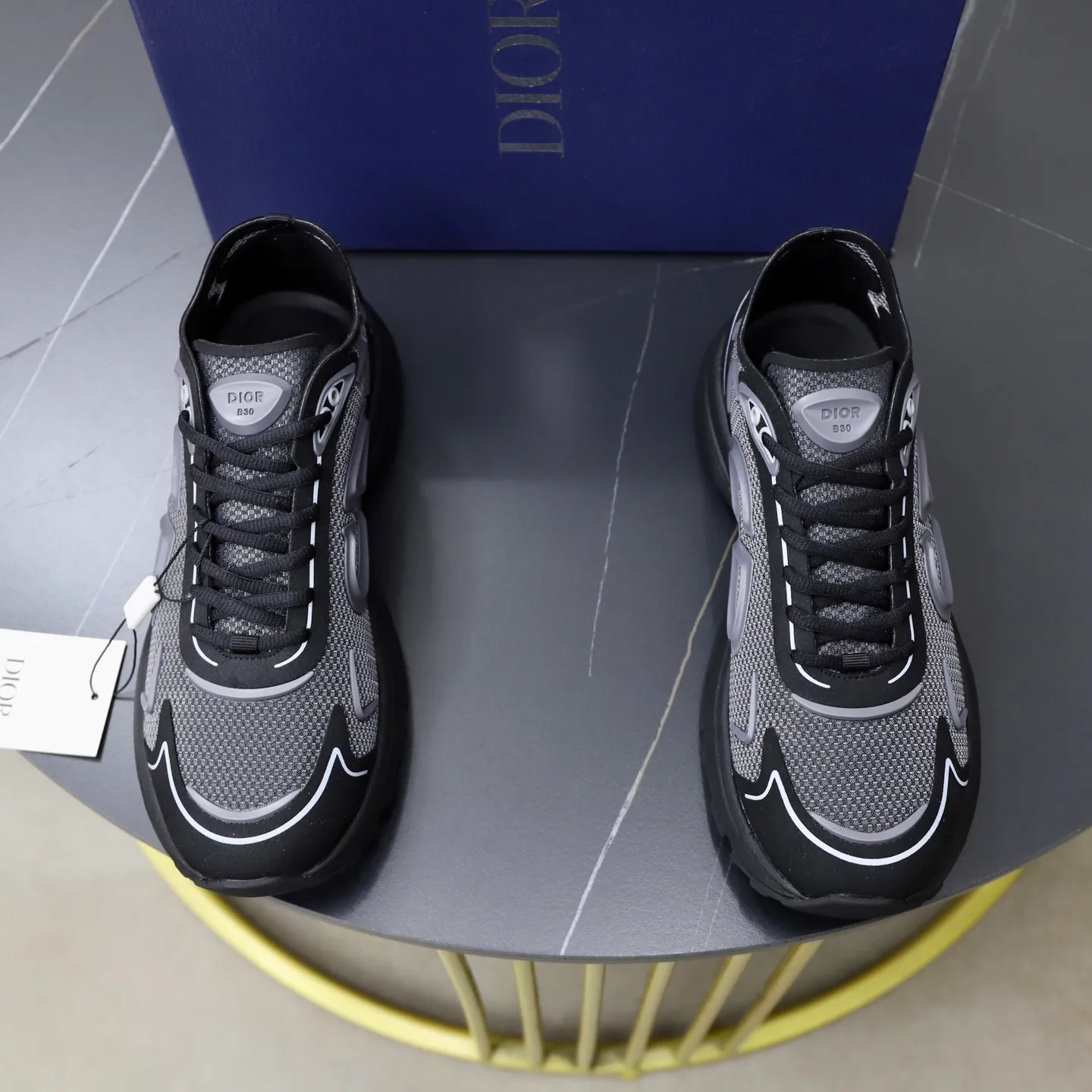 Ex-factory price: 560💰DIOR#B30 COUNTDOWN TECH shoes 1. Inspired by lighter running shoes this season 2. Made of multi-layer transparent nylon upper, futuristic 3. CD30 rubber logo on the tongue/heel to highlight the brand style 4. Equipped with ultra-light foam midsole for the ultimate comfortable wearing experience 5. The entire series uses WELDED (seamless bonding) technology to ensure durability and lightness 6. Full size dopamine color matching, 39-45 (38, 46 customized)